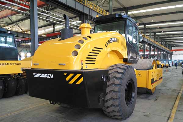 大型<a href='http://www.jhits.com.cn' target='_blank'>壓路機(jī)</a>